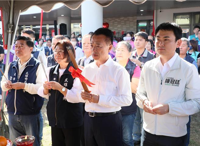 斥資1億4288萬3565元興建，嘉義縣第一座綜合社會福利館去年12月開始試營運後，今22日正式揭牌，嘉義縣長翁章梁等人持香參拜祈福。（呂妍庭攝）