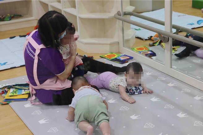 1樓為收托0至2歲以下兒童的「民雄如親公共托嬰中心」，目前已滿額。（呂妍庭攝）