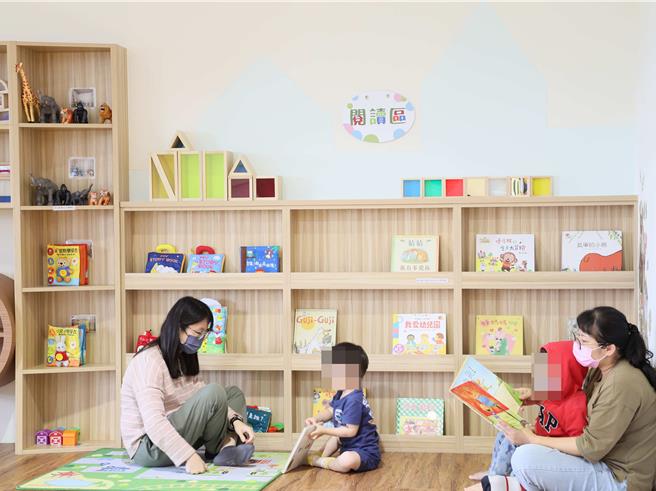 親子館內有許多家長帶著孩子前來遊憩，現場充滿孩童歡笑聲。（嘉義縣政府提供∕ 呂妍庭嘉義傳真）