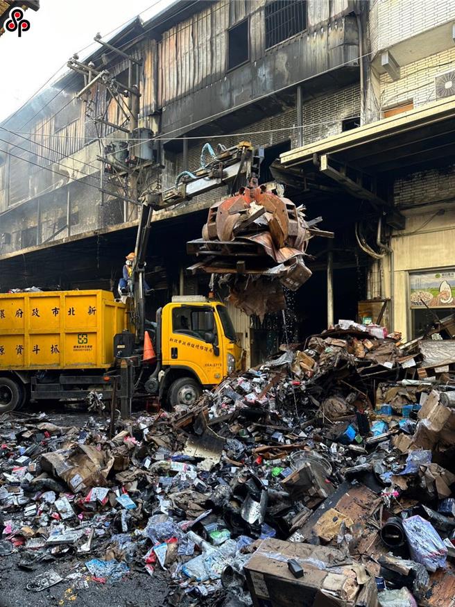 新北市深坑區1家光電公司倉儲地下室20日下午發生大火，裡面擺放大量含有鋰電池的3C產品。(本報資料照)
