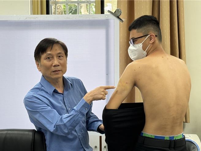 詹江村爆未成年遭警方打到全身伤。(蔡依珍摄)