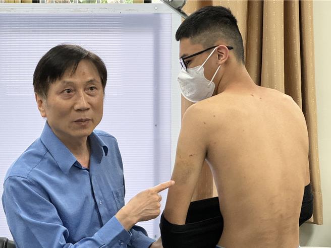 詹江村爆未成年遭警方打到全身伤。(蔡依珍摄)