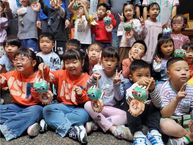 西螺福兴宫今年与台湾吧合作开发元宵小提灯，呈现台湾黑熊「翠茶」持着透出太平妈祖的龙珠。（周丽兰摄）