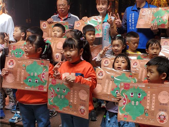 西螺镇立幼儿园小朋友手上拿的是「翠茶灯笼」材料包。（周丽兰摄）