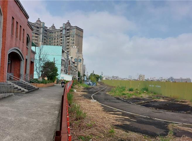 中坜区龙冈国小预计迁校至中坜体育园区内文小用地，校区旁有一处约150公尺瓶颈道路尚未开辟，地方争取期盼打通瓶颈道路。（吕筱蝉摄）