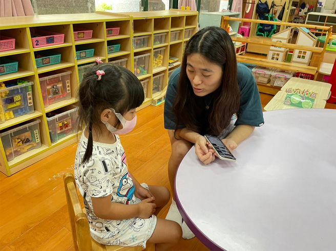 「家庭暖桌」邀請兒童分享心中的煩惱，讓家長更瞭解孩子。(照片/教育部提供)