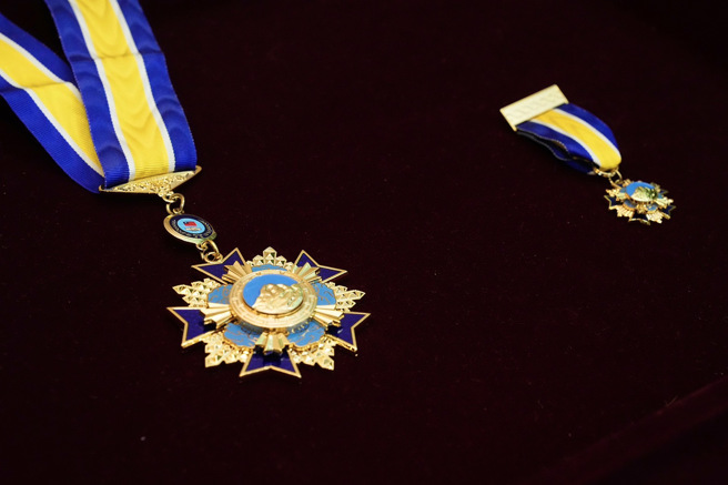 侨务委员会徐佳青委员长代表政府特别致赠奖章给蓝校长，徐委员长在致辞中表达了对蓝校长过去对侨委会及政府支持的感谢之情。(照片/辅仁大学提供)