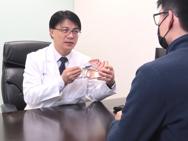 台北菁英诊所泌尿科医学门诊医师吴佳璋，专为患者解开难言之隐，守护私泌健康。(台北菁英诊所提供)
