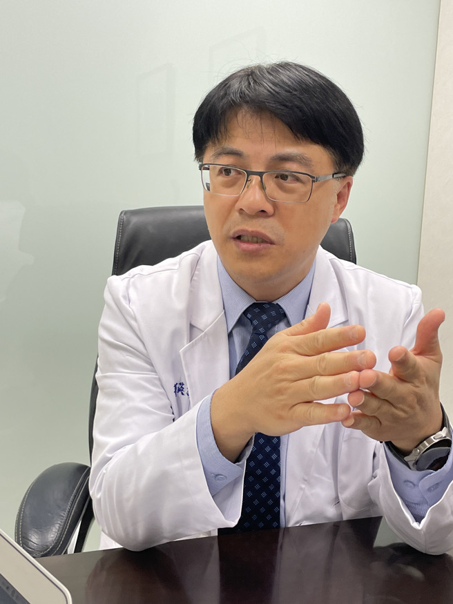 台北菁英诊所泌尿科医学门诊医师吴佳璋表示，台湾40岁以上的中壮年男性，约20至40%会遇到「勃起硬度不足」问题。(中时新闻网摄)