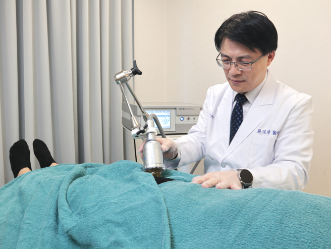 第二线的治疗可进行低能量体外震波治疗，或是考虑採用高浓度血小板血浆注射的新型再生治疗。(中时新闻网摄)