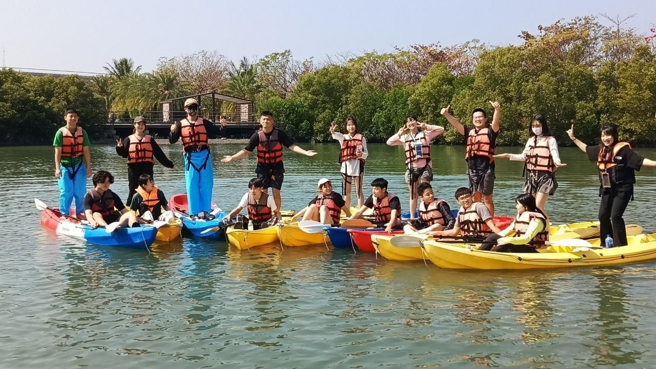 台日交流来到屏东东港的行程，除了认识红树林復育湿地公园外，也规划体验安全的水域活动，由在地创生工作者许圣文教练指导划独木舟，也分享其在地经营的初衷。(照片/国立高雄科技大学提供)