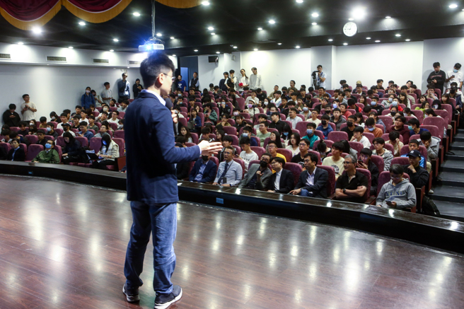 台師大與台積電攜手合作「半導體學程」22日舉辦說明會，現場吸引許多貴賓及師生到場聆聽。「半導體學程」透過產學合作提供半導體相關整合課程，為台灣產業界培養更多半導體人才。台積電透露，只要學生修畢學程且成績優異，到台積電上班就能獲得新台幣15萬元獎勵金。（鄧博仁攝）