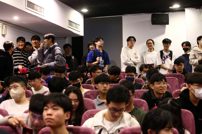 台師大與台積電攜手合作「半導體學程」22日舉辦說明會，現場吸引許多貴賓及師生到場聆聽。「半導體學程」透過產學合作提供半導體相關整合課程，為台灣產業界培養更多半導體人才。台積電透露，只要學生修畢學程且成績優異，到台積電上班就能獲得新台幣15萬元獎勵金。（鄧博仁攝）