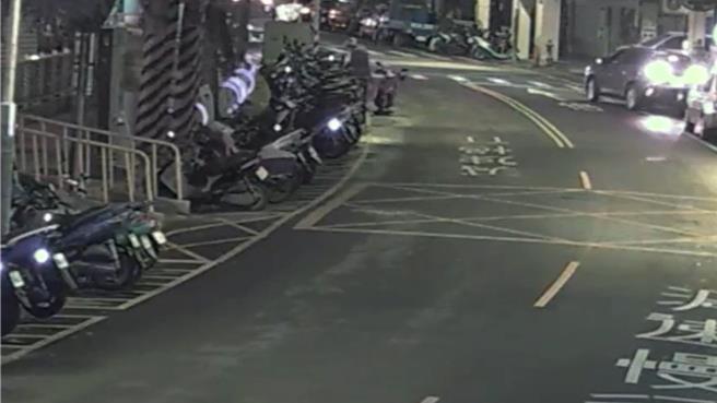 程嫌只拿走背包裡的現金，然後將背包丟棄在路旁停車格的機車腳踏墊上。（警方提供）