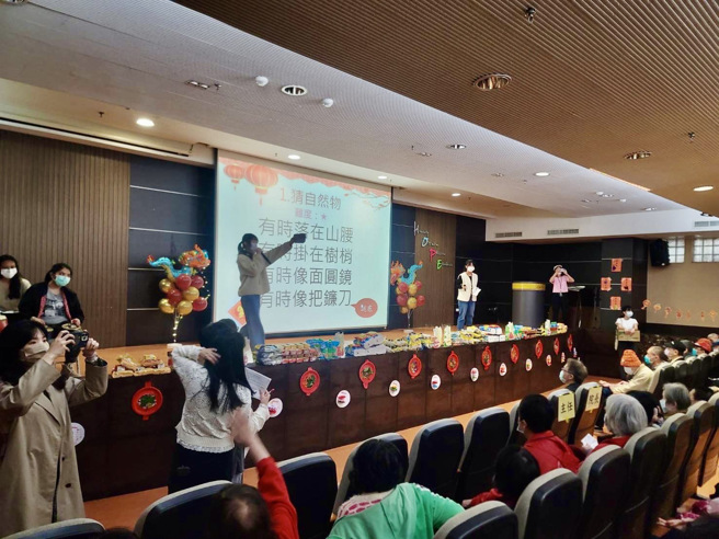 衛生福利部八里療養院於元宵節前，特別在該院國際會議廳舉辦兩梯次元宵猜燈謎活動。(照片/八里療養院提供)