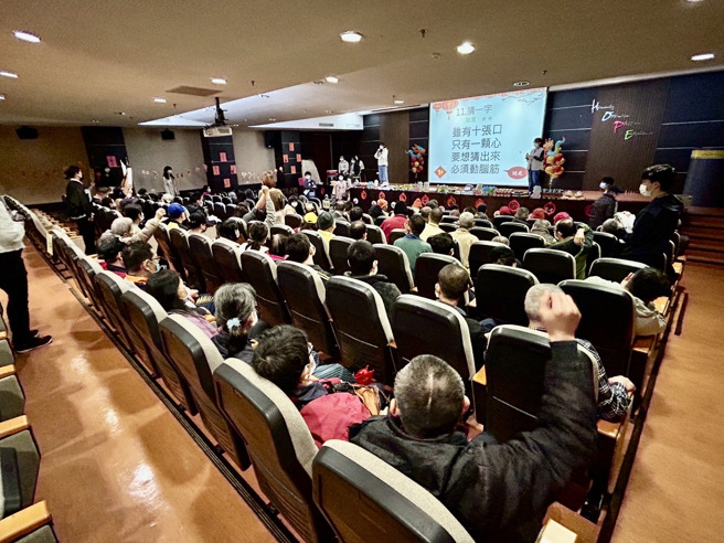 當天活動現場準備了豐富的獎品讓猜中燈謎的病人自由選擇，病人舉手搶答踴躍，積極爭取答題機會。(照片/八里療養院提供)