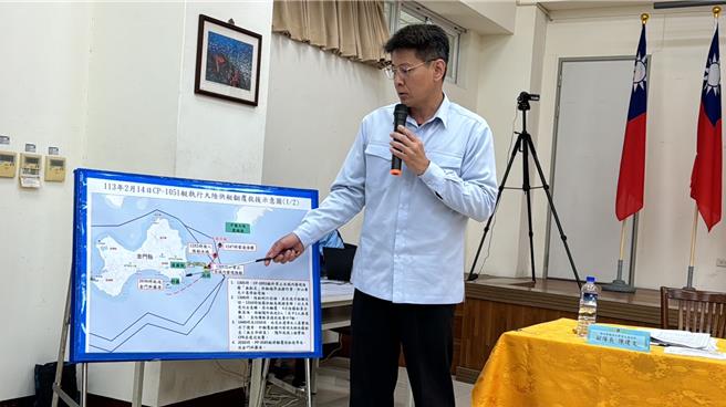 海巡署舰队分署第九海巡队副队长陈建文还原事发经过。（于家麒摄）