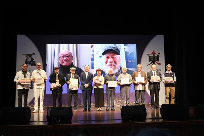 文化部長史哲（左5）、國立歷史博物館館長王長華（左6）於特展開幕式贈送現場大合照。（文化部提供／李怡芸台北傳真）