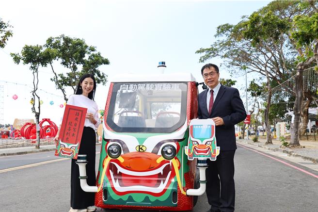 台南市长黄伟哲与日本女星大久保麻梨子开箱「龙喜利来号」自驾车。(台南市政府提供／曹婷婷台南传真)