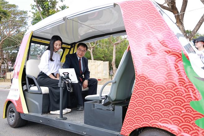 台南市长黄伟哲与日本女星大久保麻梨子一起搭乘自驾车。(台南市政府提供／曹婷婷台南传真)