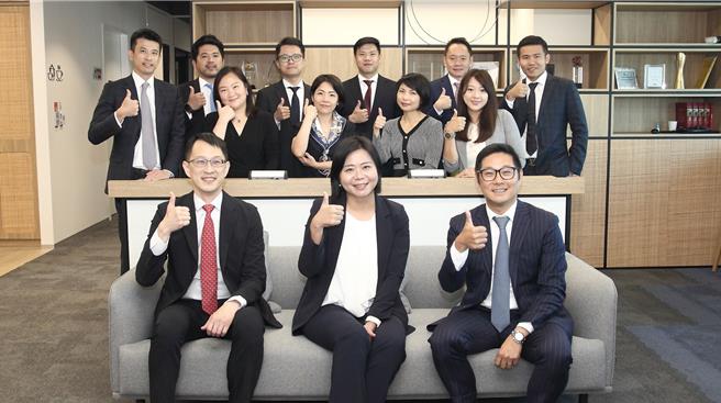 滙豐環球私人銀行負責人陳怡婷 (前排中) 帶領團隊為高資產客戶提供細緻多元的財富管理服務。（滙豐提供）