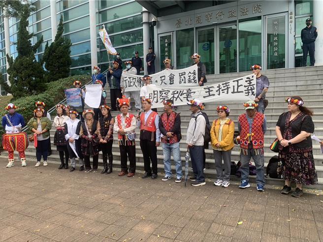 Puyuma南王部落前青年會長吳曜昌，2020年間因在卑南文化公園內協助空拍活動畫面，遭民航局依違反民航法裁罰30萬元。吳男不服提告，主張原民族擁有天空權，要求撤銷原處分。台北高等行政法院地方行政訴訟庭今下午言詞辯論，族人們從台東北上聲援陳情，控訴民航局行政怠惰，罔顧族群權益。（賴佩璇攝）