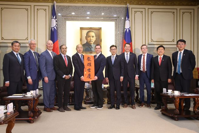 美國聯邦眾議院「美國與中國共產黨戰略競爭特設委員會」主席蓋拉格（Mike Gallagher）（右六）22日率團至立法院參訪，立法院院長韓國瑜（左五）與各黨團代表一同合照。（杜宜諳攝）