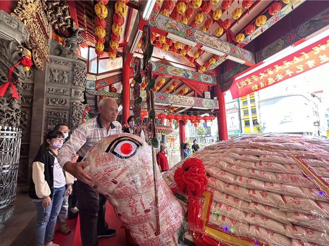 元宵节前夕屏东慈凤宫超大「米寿龟」开光，加码「寿龟下蛋」祈福超吸睛。（谢佳潾摄）