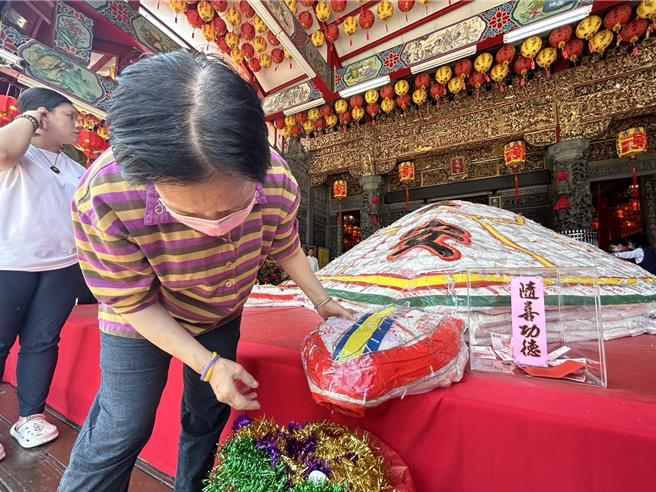 元宵节前夕屏东慈凤宫超大「米寿龟」开光，加码「寿龟下蛋」祈福超吸睛。（谢佳潾摄）