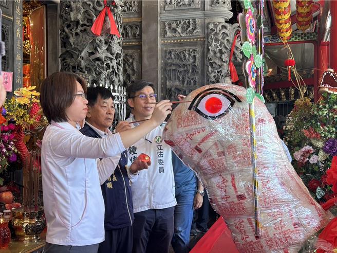 元宵节前夕屏东慈凤宫超大「米寿龟」开光，加码「寿龟下蛋」祈福超吸睛。（谢佳潾摄）