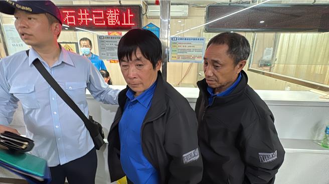 海巡署艦隊分署第九海巡隊副隊長陳建文透露，返陸後指控我國海巡衝撞的徐姓漁民（圖中），當時在海巡製作筆錄時供稱「船速很快本來就會震動，沒有感覺碰撞」，兩人在台製作筆錄時均無提及衝撞一事，與返陸後說法截然不同。（于家麒攝）