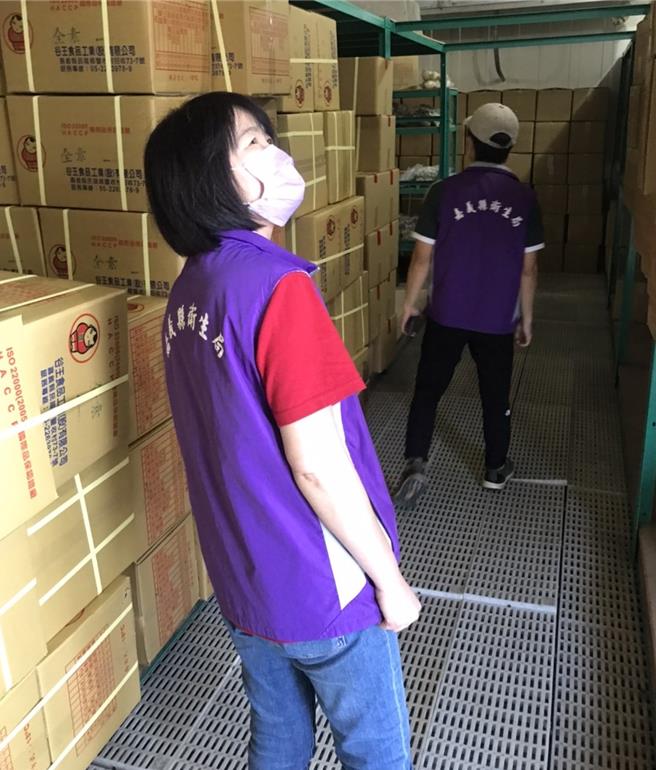 老牌零食「虾味先香辣口味」被验出含苏丹色素3号辣椒粉，嘉义县卫生局全面稽查县内78家业者，至22日已下架362包产品。（嘉义县卫生局提供∕吕妍庭嘉义传真）