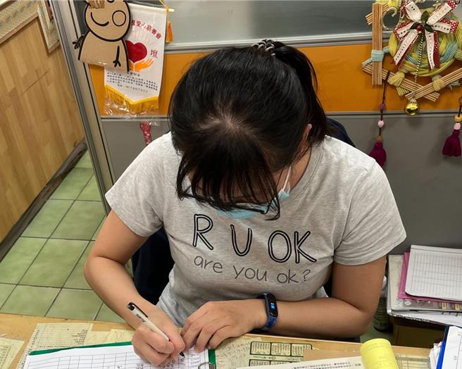 為照顧生病母親而離開職場的小文，透過再就業獎勵方案，德已找回事業第二春。(中彰投分署提供)