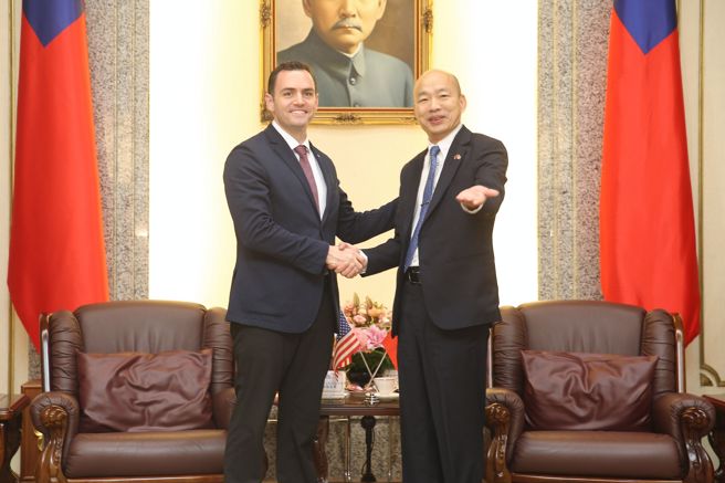 美國聯邦眾議院「美國與中國共產黨戰略競爭特設委員會」主席蓋拉格（Mike Gallagher）（左）22日率團至立法院參訪，立法院院長韓國瑜（右）親自接待。（杜宜諳攝）