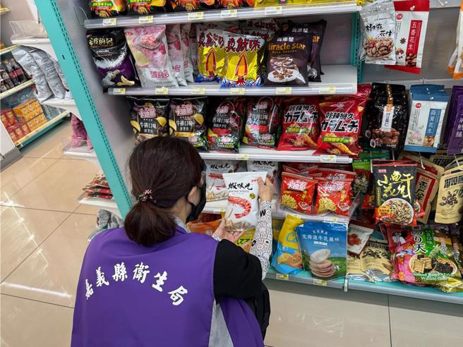 老牌零食「虾味先香辣口味」被验出含苏丹色素3号辣椒粉，嘉义县卫生局，至22日已下架362包问题产品。（嘉义县政府提供／吕妍庭嘉义传真）