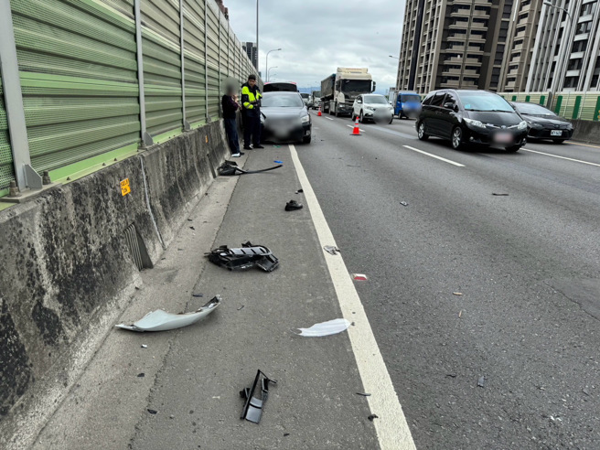 新北市台65線新莊段1.9公里處發生一起車禍，一名73歲陳姓男子駕車在台65線拋錨，下車在路邊換輪胎，遭後方車輛撞飛，送醫搶救2小時仍因傷重不治。（圖／警方提供）