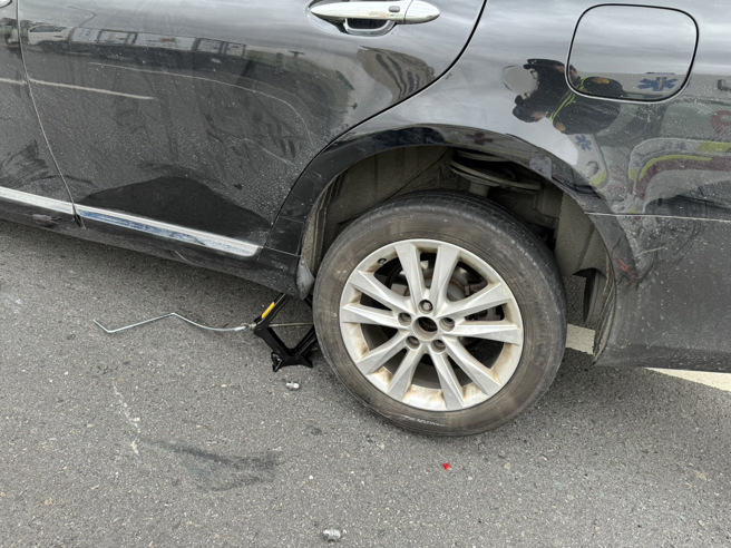 新北市台65線新莊段1.9公里處發生一起車禍，一名73歲陳姓男子駕車在台65線拋錨，下車在路邊換輪胎，遭後方車輛撞飛，送醫搶救2小時仍因傷重不治。（圖／警方提供）