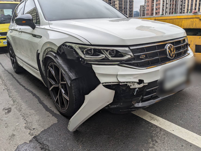 新北市台65線新莊段1.9公里處發生一起車禍，一名73歲陳姓男子駕車在台65線拋錨，下車在路邊換輪胎，遭後方車輛撞飛，送醫搶救2小時仍因傷重不治。（圖／警方提供）