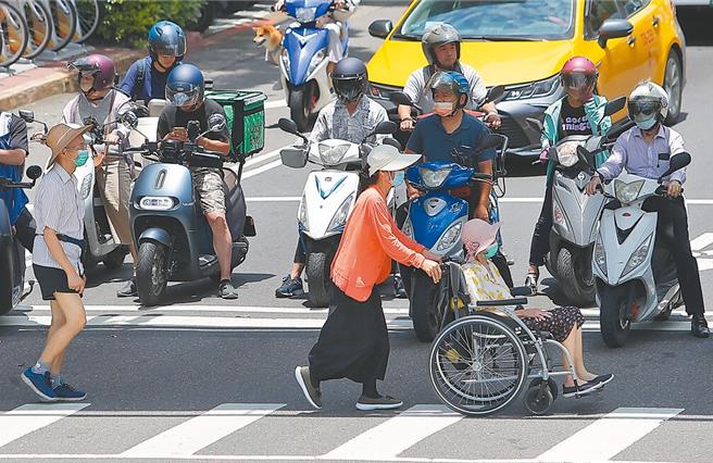 內政部長林右昌表示，為達成行人可以安心行走的施政目標，中央積極邀集各縣市、專家學者、民間團體等共同研商完成「行人交通安全設施條例」草案，並於今日部務會報通過。（本報資料照片）