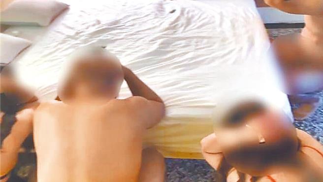 台南市警方去年破獲一起性愛轟趴，帶回衣衫不整的男女。(本報資料照片)