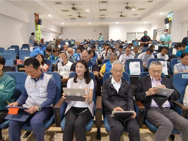 嘉义市政府教育处长郭添财与各校校长、代表、多位议员体验平板电脑结合MDM。（廖素慧摄）