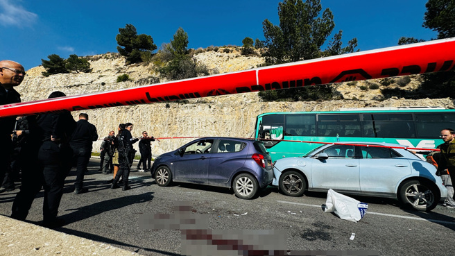 3名巴勒斯坦人22日在约旦河西岸一条公路上朝车阵开火。（图／路透社）