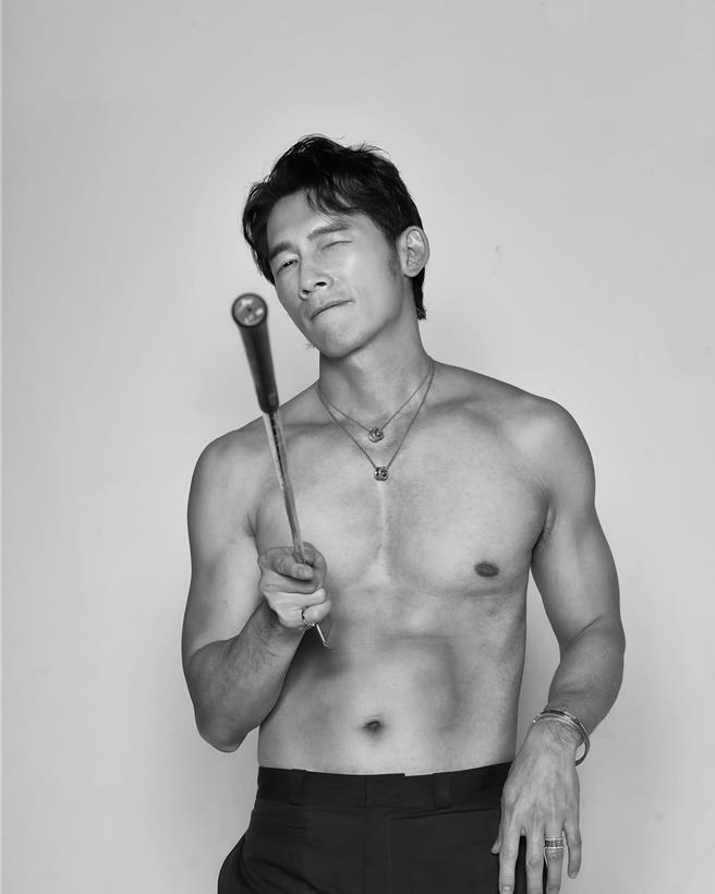 温昇豪無預警脫了，秀出超結實身材。（摘自温昇豪臉書）