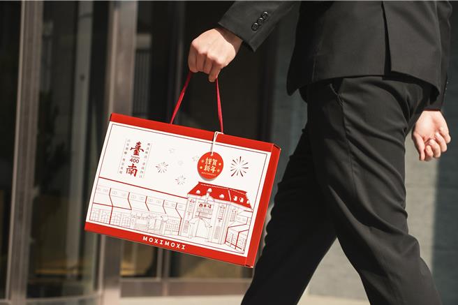 「龙耀臺南」台湾灯会住房专案加赠台湾灯会指定伴手礼「哞熹哞熹百年糖市精选礼盒」和龙年造型小提灯，陪民眾欢度假期，(禧榕轩大饭店提供)