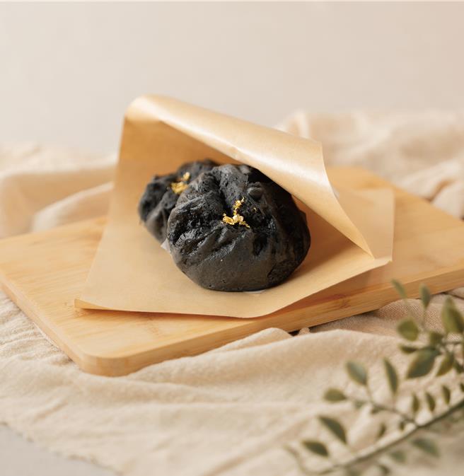 2月24日起，禧榕轩大饭店在台湾灯会高铁灯区现场贩售「小薏仁炖饭」、「三杯鸡黑金包」等饭店经典即食料理。(禧榕轩大饭店提供)