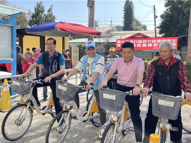 台中市烏日區前竹里首座iBike站點22日舉辦啟用儀式，多位地方居民共同參與，迫不及待租用腳踏車「試乘」，包括前竹里長林東潭（左起）、台中市議員林孟令與立委顏寬恒都加入，場面十分熱鬧。（立委顏寬恒提供／潘虹恩台中傳真）