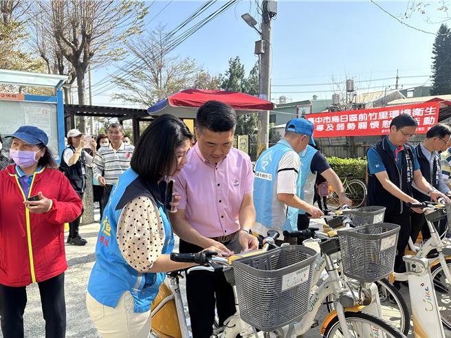 台中市烏日區前竹里光明路157巷一帶住戶高達300多戶，附近居民要到光德國中、明道中學等地卻無大眾運輸可利用，經地方爭取並由立委顏寬恒協助，成功爭取里內首座iBike站點，22日舉辦啟用儀式，多位地方居民共同參與。（立委顏寬恒提供／潘虹恩台中傳真）