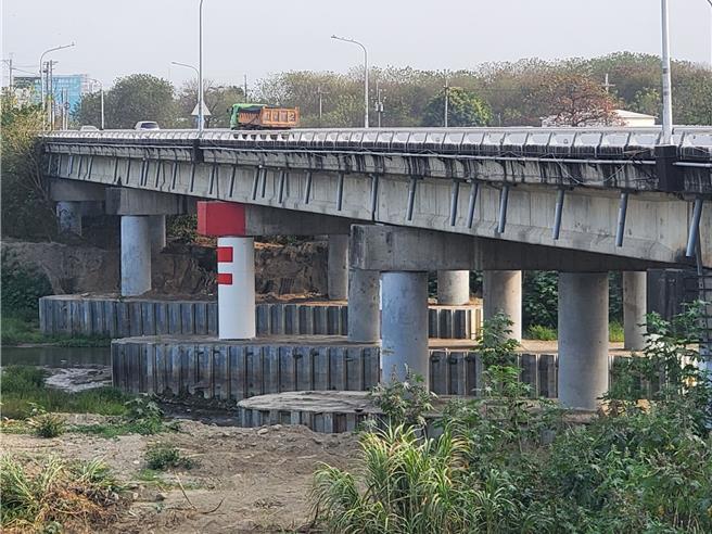 新荣桥的桥基严重裸露，被列为U3或U4等级危桥。（周丽兰摄）