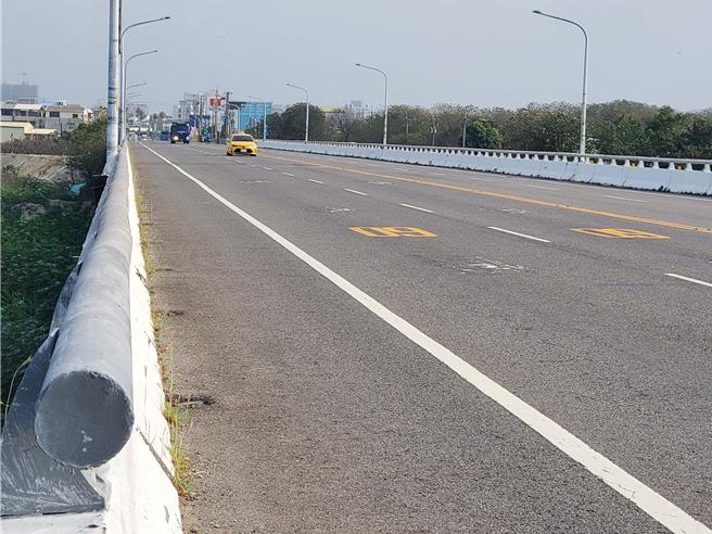 新荣桥桥龄38年，是斗六市联繫莿桐乡，也是云林科技工业区交通重要桥梁。（周丽兰摄）