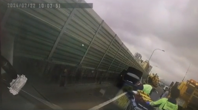 台65线轿车抛锚，7旬翁下车换胎遭后车撞飞不治身亡。（记者翻摄）